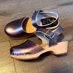 **SOLD** Girls Cape Clogs Mary Jane’s. Size 32 EUC